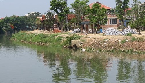 TP Huế: Tạm dừng thi công dự án bên sông An Cựu gây bức xúc dân - 1 Các khu nhà rường của Dự án công viên cây xanh bên bờ sông An Cựu.