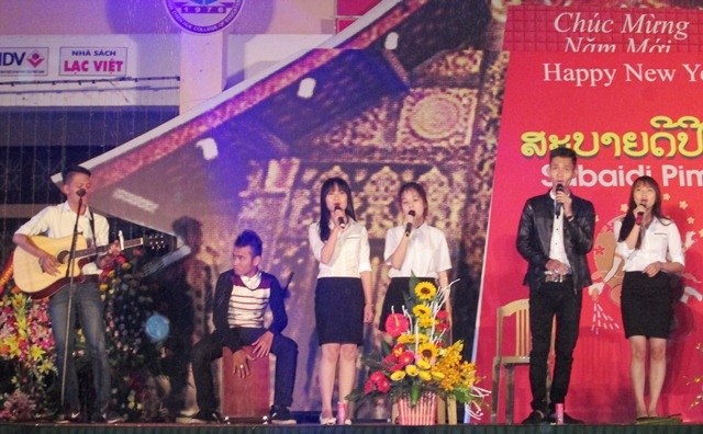 Sinh viên Lào sôi nổi đón Tết trên đất cố đô - 6 Tiết mục ''Ba kể con nghe'' đầy xúc động của các bạn sinh viên Huế gửi tặng