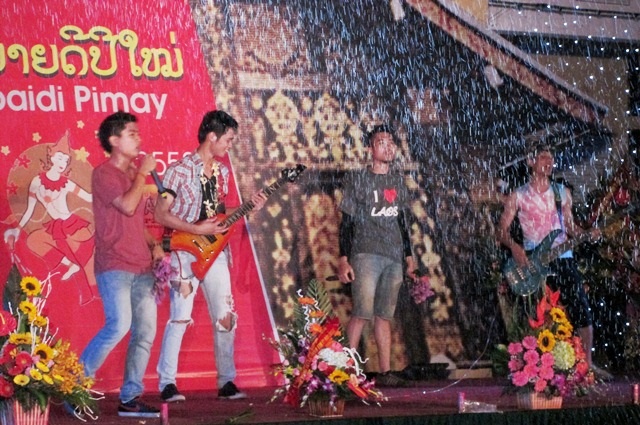 Sinh viên Lào sôi nổi đón Tết trên đất cố đô - 7 Dù trời mưa nhưng các bạn trẻ Lào vẫn đem đến những tiết mục hấp dẫn và đặc sắc