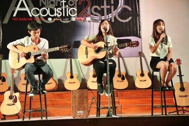 6 trường Đại học “cháy” cùng đêm nhạc Acoustic gây quỹ từ thiện - 1 Sự phối hợp ăn ý giữa những “ca sỹ không chuyên” làm cho cả hội trường nóng lên