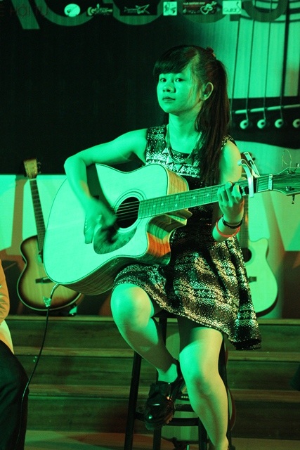 6 trường Đại học “cháy” cùng đêm nhạc Acoustic gây quỹ từ thiện - 4 Một bạn nữ tài năng