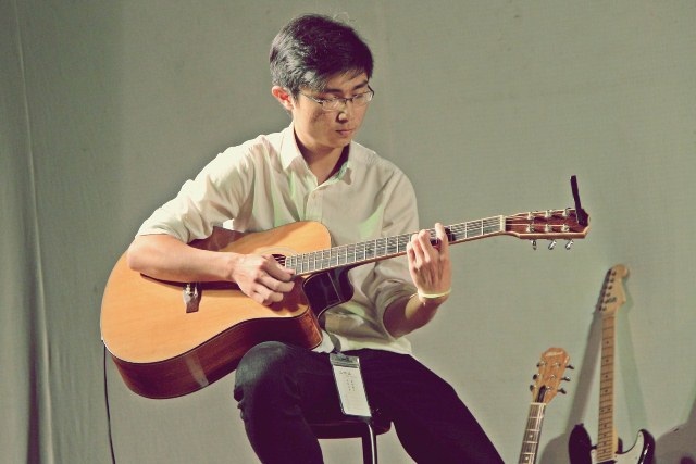 6 trường Đại học “cháy” cùng đêm nhạc Acoustic gây quỹ từ thiện - 6 Ghi lại những màn trình diễn của bạn bè mình làm kỉ niệm