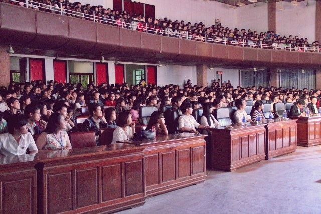 6 trường Đại học “cháy” cùng đêm nhạc Acoustic gây quỹ từ thiện - 7 Hàng ngàn khán giả đã góp phần tạo nên sự sôi động cho đêm nhạc