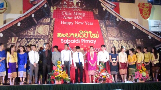 Sinh viên Lào sôi nổi đón Tết trên đất cố đô - 1 Trao giấy khen cho những bạn sinh viên Lào có thành tích xuất sắc trong học tập