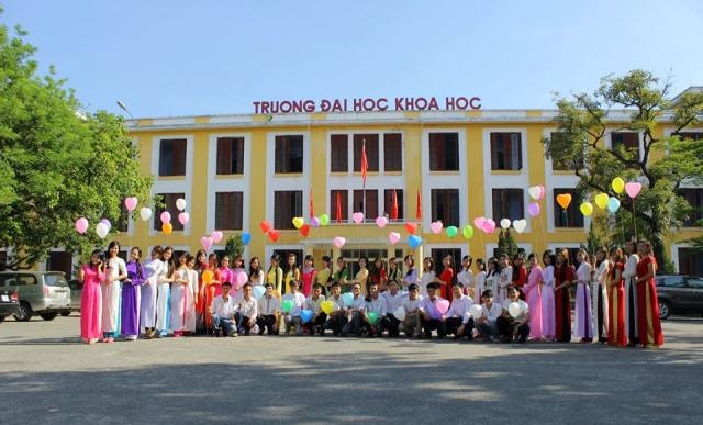 3 sinh viên bị bỏng khi đang chụp ảnh cuối khóa cùng bóng bay - 1 Các bạn SV trường Đại học Khoa học Huế thường chụp ảnh cuối khóa với bóng bay.