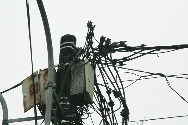 Cháy nổ cột điện, người dân hoảng sợ bỏ chạy - 1 Một số bộ phận phía trên cột điện bị cháy đen