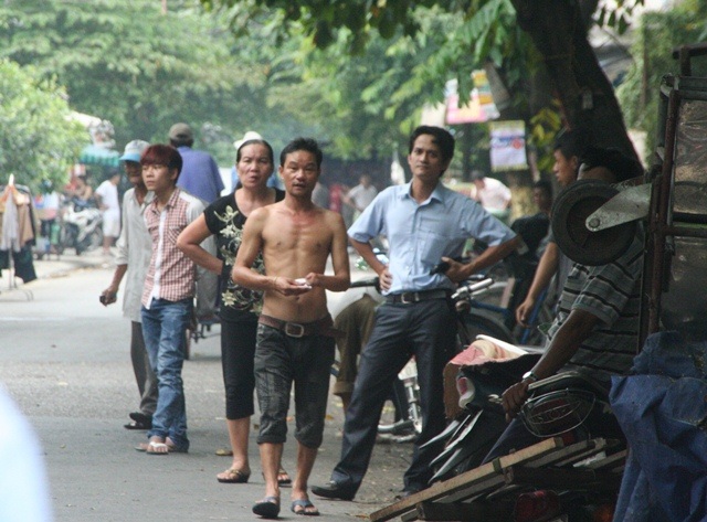 Cháy nổ cột điện, người dân hoảng sợ bỏ chạy - 2 Người dân xung quanh hốt hoảng bỏ chạy ra ngoài