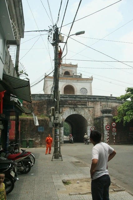Cháy nổ cột điện, người dân hoảng sợ bỏ chạy - 3 Nhân viên điện lực tỉnh nhanh chóng có mặt