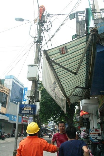 Cháy nổ cột điện, người dân hoảng sợ bỏ chạy - 4 Sau một tiếng, sự cố đã được giải quyết