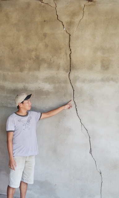 Huế: Gần 200 hộ dân phản ánh công ty Trùng Phương thi công QL 1A làm nứt nhà - 1 Một số hình ảnh nhà dân tại huyện Phong Điền bị nứt do thi công mở rộng Quốc lộ 1A.