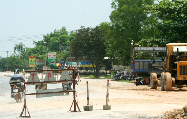 Huế: Gần 200 hộ dân phản ánh công ty Trùng Phương thi công QL 1A làm nứt nhà - 4 Một số hình ảnh nhà dân tại huyện Phong Điền bị nứt do thi công mở rộng Quốc lộ 1A.