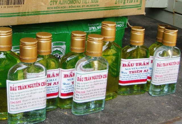 Thu giữ hơn 1.700 chai dầu tràm không rõ nguồn gốc - 2 1.704 chai dầu tràm không rõ nguồn gốc bị công an thu giữ