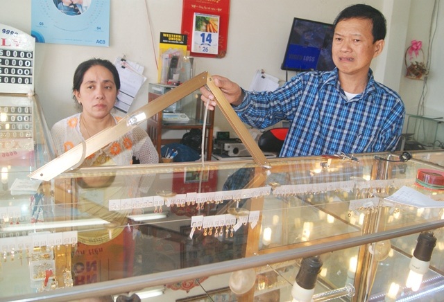 Bình tĩnh nghe điện thoại trong lúc... trộm vàng - 1 Ông Mai Bình, chủ tiệm vàng mếu máo vì toàn bộ vàng trưng bày trong 2 tủ kính bị mất sạch