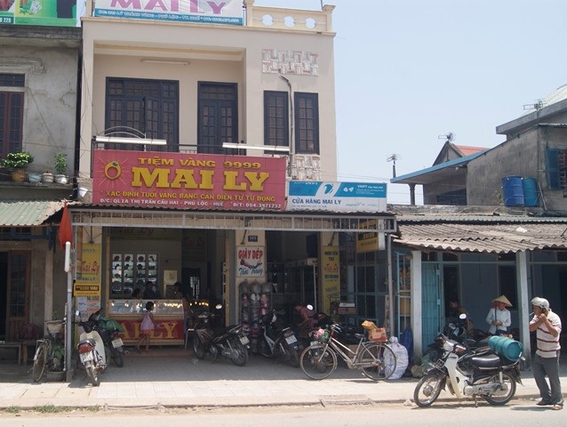 Bình tĩnh nghe điện thoại trong lúc... trộm vàng - 3 Tiệm vàng Mai Ly, nơi xảy ra vụ trộm trong đêm 14/4