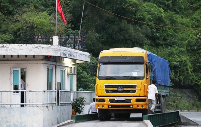 Giám đốc Cảng Chân Mây bị tạm đình chỉ vì để lọt xe quá tải - 1 Cân tải trọng xe ở bàn cân lưu động trong Cảng Chân Mây