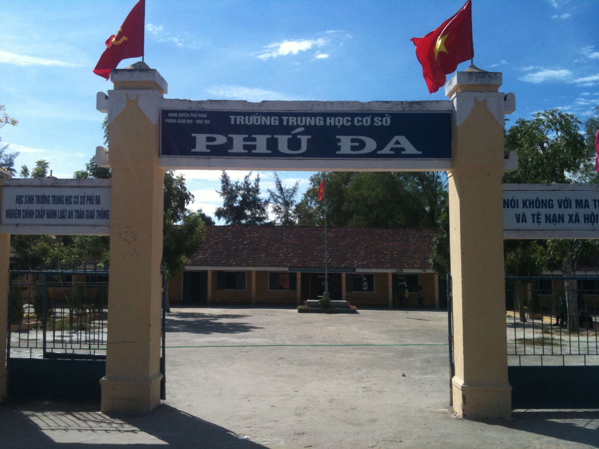 Đình chỉ công tác thầy giáo dùng thanh tre đánh học trò bầm mắt - 2 Trường THCS Phú Đa nơi xảy ra vụ việc.