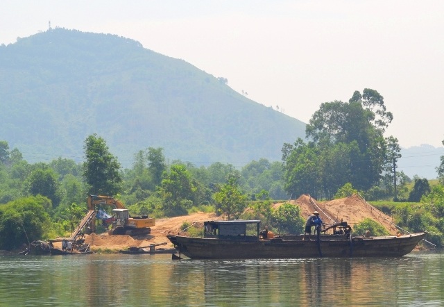 Thừa Thiên - Huế: Ai “bảo kê” cho doanh nghiệp khai thác cát lậu? - 1 Bãi khai thác cát lậu của ông Châu Ngọc Dũng