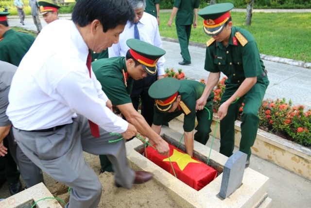 Truy điệu, an táng 13 hài cốt liệt sĩ hy sinh tại Lào - 3 Đưa hài cốt các liệt sĩ vào mộ
