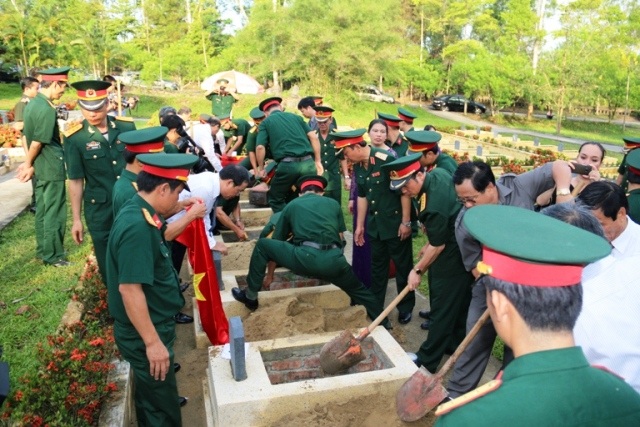 Truy điệu, an táng 13 hài cốt liệt sĩ hy sinh tại Lào - 4 Thắp hương tưởng nhớ vong linh các liệt sĩ sau khi an táng