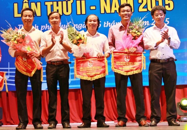 Nhiều tiết mục hát múa đặc sắc chào mừng sinh nhật Bác - 8 Ông Trần Gia Công, Phó Bí thư
Tỉnh Đoàn Thừa Thiên Huế (ngoài cùng bên phải)