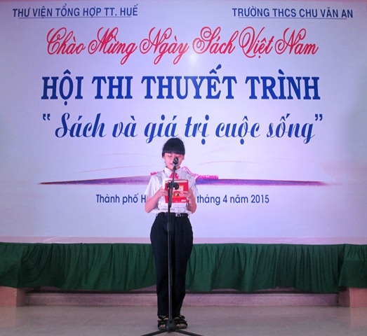 Ngày hội sách tại Huế hướng tới học sinh - 1 Phần thuyết trình hấp dẫn của các em học sinh trường THCS Chu Văn An dự thi