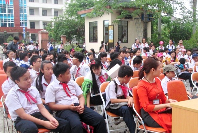 Ngày hội sách tại Huế hướng tới học sinh - 3 Đông đảo các em học sinh và mọi người đến tham dự