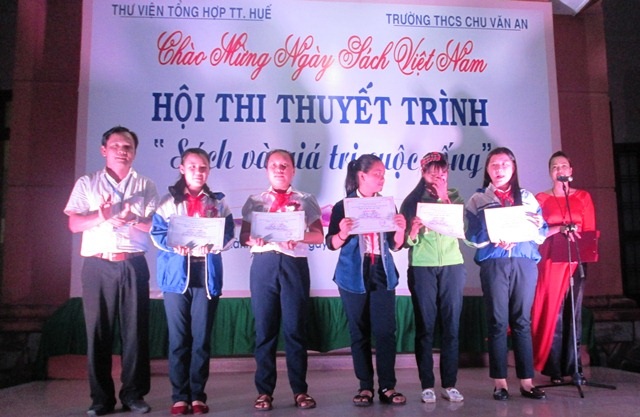 Ngày hội sách tại Huế hướng tới học sinh - 4 Ban tổ chức trao giải cho những bài thi xuất sắc nhất.