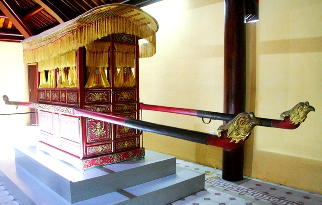 Cố đô Huế tung chương trình kích cầu du lịch cuối tháng 4 - 4 Chiếc kiệu của Hoàng Thái hậu Từ Cung - mẹ vua Bảo Đại được trưng bày tại đây