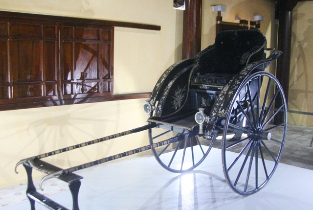 Cố đô Huế tung chương trình kích cầu du lịch cuối tháng 4 - 5 Chiếc kiệu của Hoàng Thái hậu Từ Cung - mẹ vua Bảo Đại được trưng bày tại đây