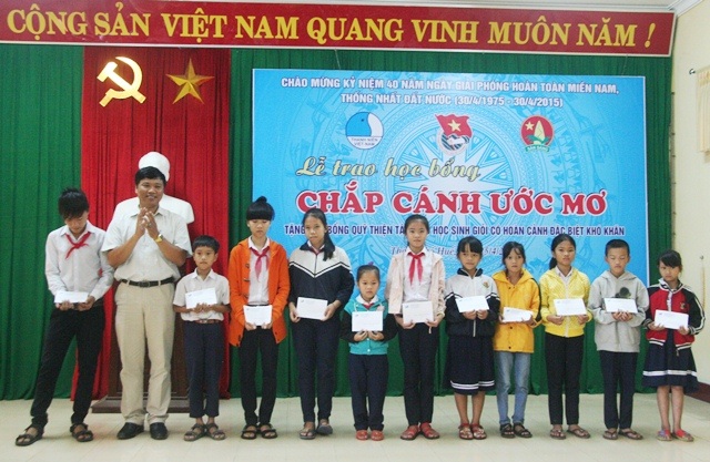 Trao học bổng cho các học sinh nghèo cấp 1, 2 huyện Phú Vang (Thừa Thiên - Huế).