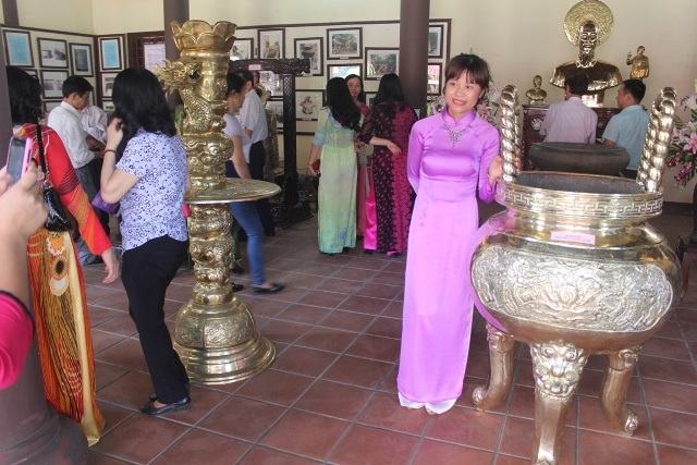 Chiêm ngưỡng sản phẩm tinh xảo từ làng nghề đúc đồng cổ Việt Nam - 1 Không gian trưng bày thu hút nhiều du khách chụp hình lưu niệm