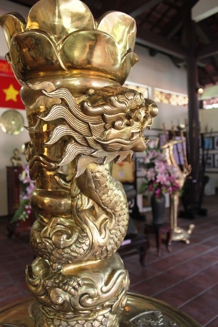 Chiêm ngưỡng sản phẩm tinh xảo từ làng nghề đúc đồng cổ Việt Nam - 3 Họa tiết rồng uốn lượn mềm mại trên thân đèn