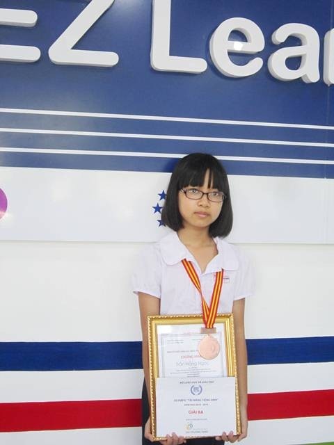 Học viên “nhí” xuất sắc của EZ Learning Huế đạt giải 3 Olympic “Tài năng tiếng Anh” toàn quốc 2015 - 2 Em Trần Hồng Ngọc – Giải Ba Cuộc thi Olympic Tài năng tiếng Anh toàn quốc lần thứ 2.