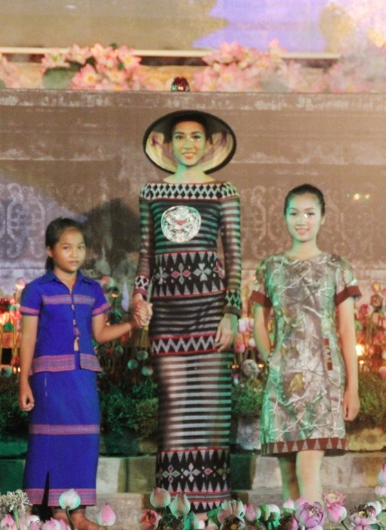Họa tiết dân tộc truyền thống Việt “đọ dáng” sắc phục Đông Nam Á - 2 Họa tiết dân tộc hòa quyện tuyệt vời với trang phục truyền
thống