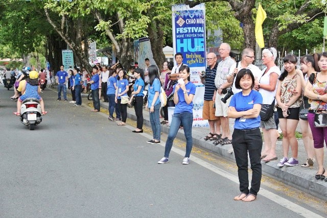 Festival nghề truyền thống Huế: Ấn tượng những tình nguyện viên thầm lặng - 9 Giữ trật tự trên đường phố tại Lễ rước bách tổ nghệ