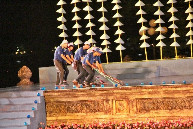 Festival nghề truyền thống Huế: Ấn tượng những tình nguyện viên thầm lặng - 2 Lau chùi sân khấu sau trận mưa để đảm bảo an toàn cho nghệ sĩ trình diễn