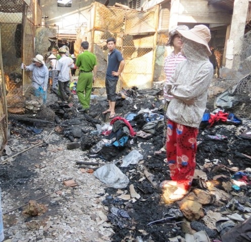 Vụ chợ Nong cũ cháy lớn trong đêm: Thiệt hại gần 10 tỷ đồng - 7 Thi thoảng mới nhặt nhạnh được một số ít hàng hóa