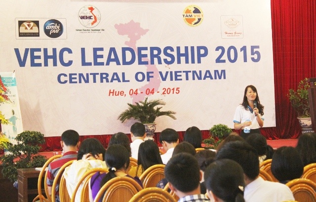 Hội thảo chia sẻ kinh nghiệm của quản lý buồng phòng miền Trung - 1 Chuyên gia chia sẻ về những ứng dụng công nghệ mới trong quản lý buồng phòng