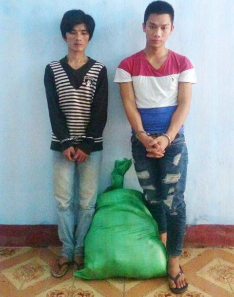 Quả và Châu với 4 con chó trong bao đã bị đánh bả chết