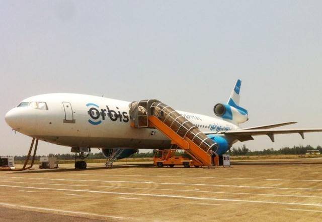 Bệnh viện Bay ORBIS giúp Huế nâng cao kỹ năng phẫu thuật mắt - 1 Bệnh viện Bay ORBIS đỗ máy bay tại Sân bay quốc tế Phú Bài (Huế) từ 4-15/5