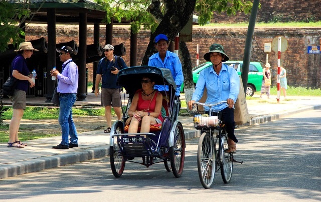 Huế - “Thành phố xanh” của Việt Nam - 14 Nhiều bóng mát cho du khách, người dân dễ chịu khi đi trên đường phố Huế
