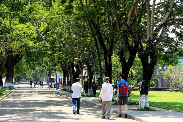 Huế - “Thành phố xanh” của Việt Nam - 13 Du khách dạo bước trên cung đường xanh dẫn vào Đại Nội
