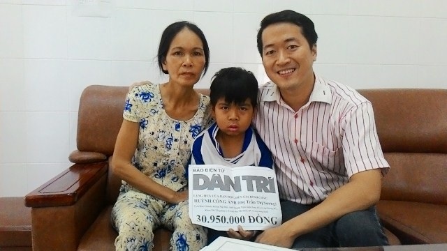 Trao hơn 30 triệu đồng cho cậu bé ung thư ngóng cha giai đoạn cuối - 2 Hy vọng số tiền trên sẽ giúp đỡ được cho gia đình chị Sương, cháu Ảnh, anh Hiền thêm động lực