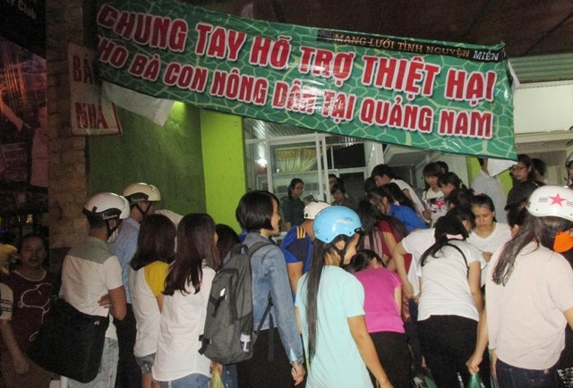 "Nô nức" đi mua dưa hấu ủng hộ bà con vùng lũ - 2 Nô nức đi mua dưa hấu ủng hộ bà con vùng lũ