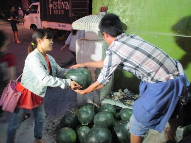 "Nô nức" đi mua dưa hấu ủng hộ bà con vùng lũ - 4 Nô nức đi mua dưa hấu ủng hộ bà con vùng lũ