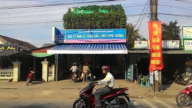Nhiều nắp cống gần cây xăng bật nổ - 2 Cây xăng Phú Dương gần sát đó, thời điểm xảy ra nổ, xe xăng dầu tiếp xăng ở đây