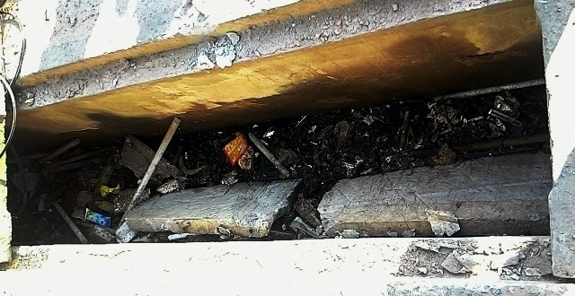 Nhiều nắp cống gần cây xăng bật nổ - 4 Có đoạn vụ nổ lớn hất luôn 2 nắp cống xuống dưới cống