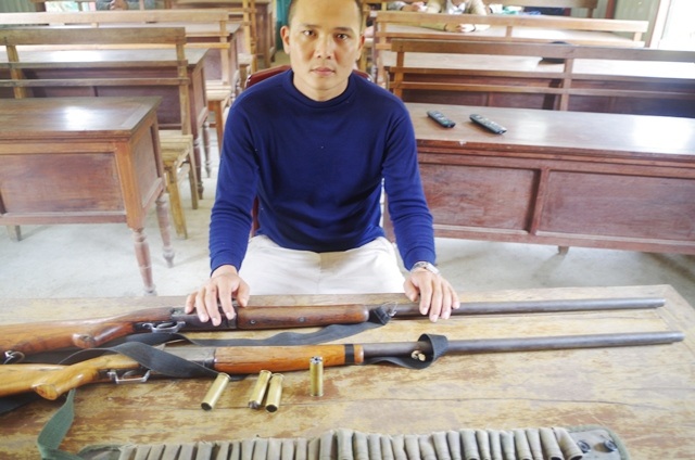 Mang theo súng đạn để vận chuyển gỗ lậu - 1 Súng C Lip và đạn của các đối tượng vận chuyển gỗ lậu