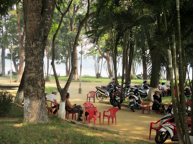 Người Huế ùa ra sông Hương trốn nóng - 7 Du khách nước ngoài cũng nghỉ ngơi trên ghế đá gần cầu Trường Tiền