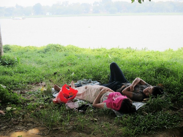 Người Huế ùa ra sông Hương trốn nóng - 1 Người Huế ùa ra sông Hương trốn nóng